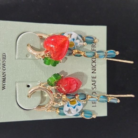 ❤️🔹️ATTERRI🔹️ Beautiful  Charm Heart Huggie Earrings - Picture 5 of 7